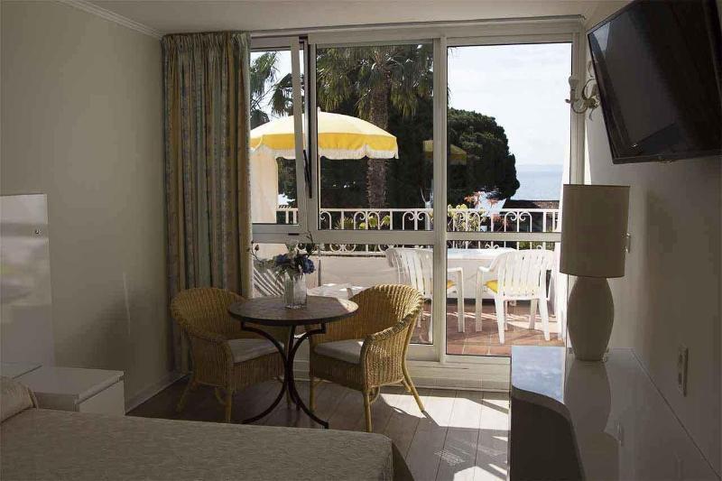 Hotel Les Alcyons Le Lavandou Exterior foto